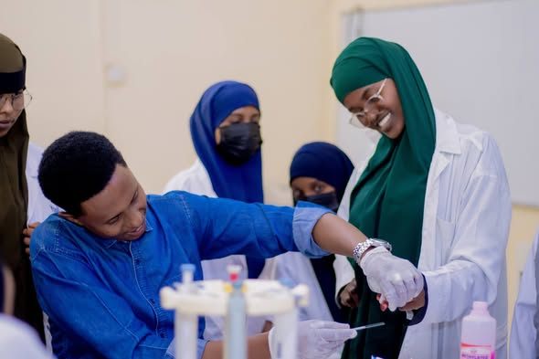 Qaar ka mid ah Ardayda dhigata Kulliyadda Nursing-ka Jaamacada Plasma ee Xarunta PIU oo qaadanaya Tababar Cinwaankiisu yahay sida loo sameeyo baari...