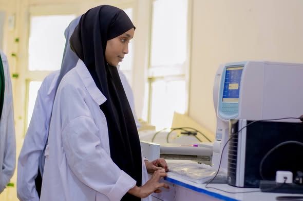 Qaar ka mid ah Ardayda dhigata Kulliyadda Nursing-ka Jaamacada Plasma ee Xarunta PIU oo qaadanaya Tababar Cinwaankiisu yahay sida loo sameeyo baari...