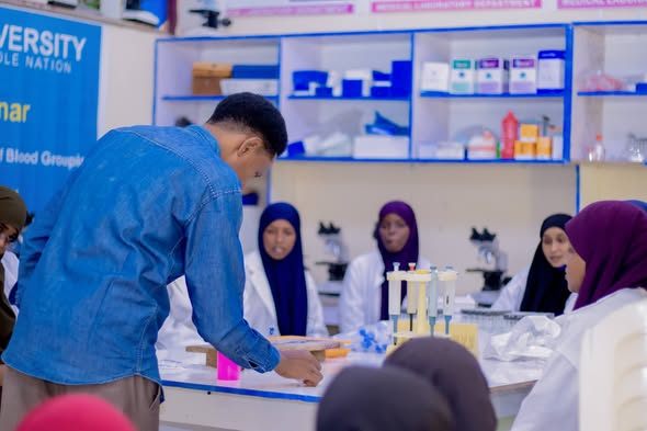 Qaar ka mid ah Ardayda dhigata Kulliyadda Nursing-ka Jaamacada Plasma ee Xarunta PIU oo qaadanaya Tababar Cinwaankiisu yahay sida loo sameeyo baari...
