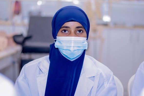 Qaar ka mid ah Ardayda Kulliyadda kalkaaliyaasha Sare ayaa tababar la xariira habraacyada qallimada iyo sida loo sameeyo Qalliimada asaasiga ah loo...
