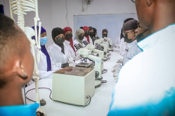 Mu'asasada Jaamacadda Plasma oo qalabeyn iyo balaarin ku sameysay qeybta tababarka ardayda Caafimaadka ee Jaamacadda Plasma Xarunta Jowhar.