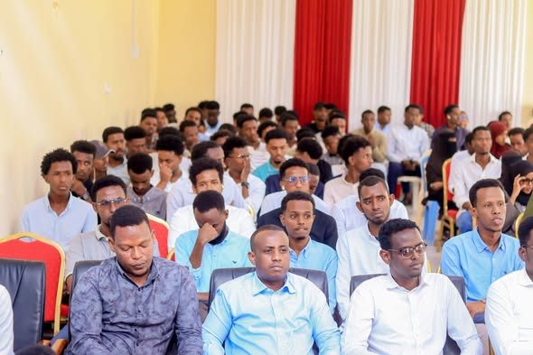 Munaasabadda Daahfurka Difaacashada Buuga Qalin_Jebinta Dufcadda 25aad ee Jaamacadda Plasma ayaa Lagu qabtay Xarunta dhexe ee Jaamacadda.