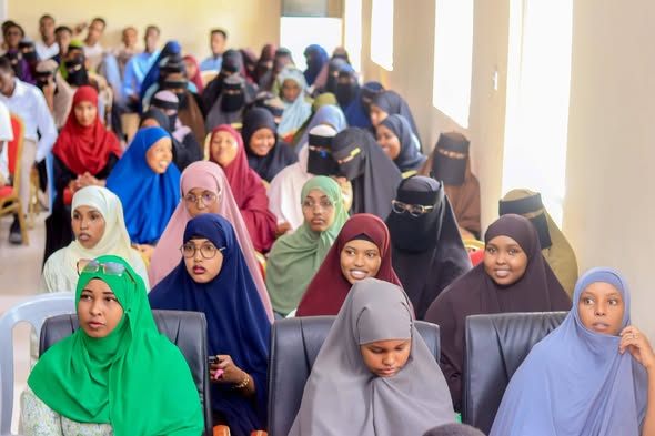 Munaasabadda Daahfurka Difaacashada Buuga Qalin_Jebinta Dufcadda 25aad ee Jaamacadda Plasma ayaa Lagu qabtay Xarunta dhexe ee Jaamacadda.