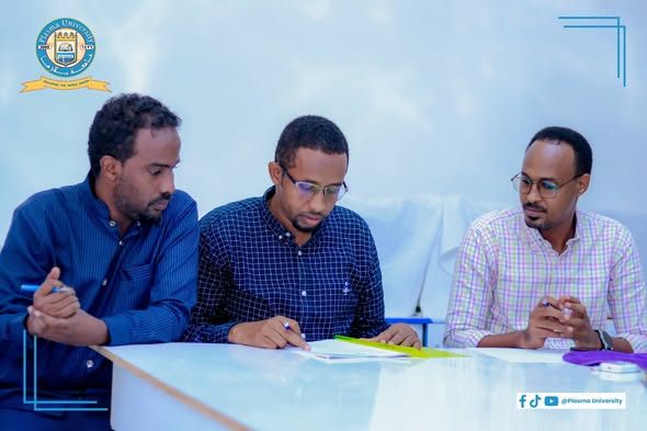 Ardayda Kulliyadaha kala duwan ee Jaamacadda Plasma Xarunta PIU ayaa daafacday Cutubyada hore ee Buuga Qalin-jebinta ( Thesis Proposal )