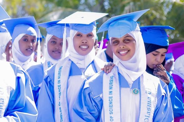 Qaybta 15aad Xafladda Qalinjebinta Dufcadda 16aad ee Jaamacadda Plasma , 1078 Arday ayaa ka qalin-badalanaysa Kulliyadaha kala duwan ee Jaamacadda.