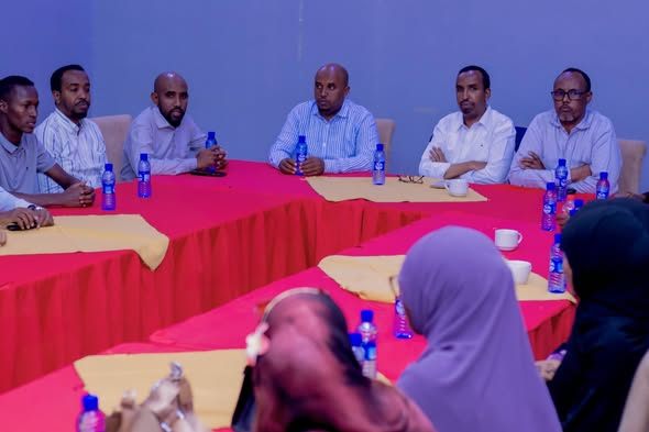 Maamulka Sare ee Jaamacadda Plasma ayaa Kulan Sagootin iyo dhiiragelin iskugu jirta u Sameeyay Ardayda Ka qalin-jebisay Kulliyadda Daraasaadka Sare...
