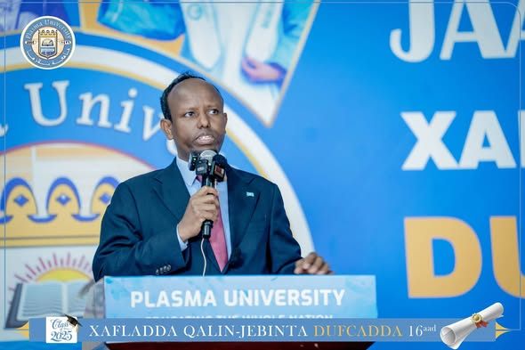 Hadal Jeedinta Wasiirka Wasaaradda Caafimaadka DFS Dr. Ali Haji Xafladda Qalin-jebinta Dufcadda 16-aad ee Jaamacadda Plasma , 1078 Arday ayaa ka qa...