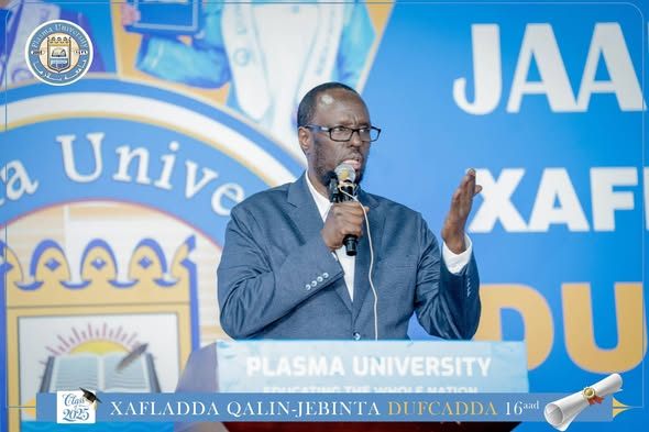 Hadal-jeedinta Gudoomiyaha Dahabshiil Group Mudane Omar Hassan Yolac Xafladda Qalinjebinta Dufcadda 16-aad ee Jaamacadda Plasma , 1078 Arday ayaa k...