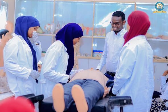 Ardayda Kulliyadda Kalkaaliyaasha Sare ee Jaamacadda Plasma ayaa loo qabtay tababar ku Saabsanaa Daryeel Caafimaad ee degdeg ah kaasoo la siiyo Qof...