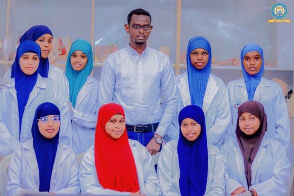 Ardayda Kulliyadda Kalkaaliyaasha Sare ee Jaamacadda Plasma ayaa loo qabtay tababar ku Saabsanaa Daryeel Caafimaad ee degdeg ah kaasoo la siiyo Qof...