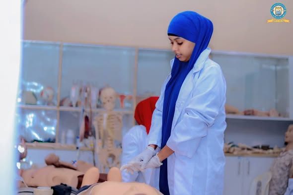 Ardayda Kulliyadda Kalkaaliyaasha Sare ee Jaamacadda Plasma ayaa loo qabtay tababar ku Saabsanaa Daryeel Caafimaad ee degdeg ah kaasoo la siiyo Qof...