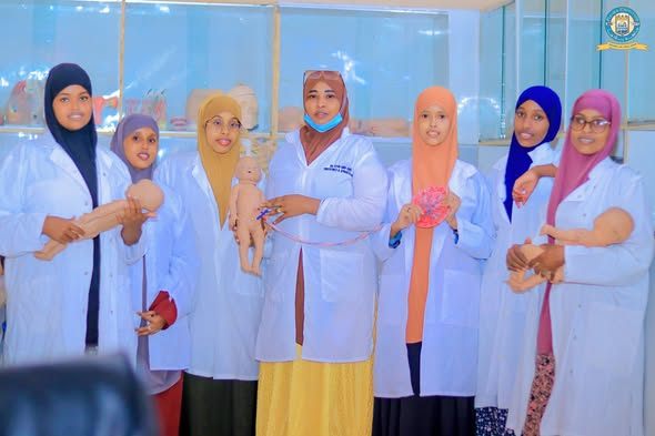 Tababar kor loogu qaadaayo Ardayda Kulliyadda Umulisada Jaamacadda Plasma. "Nidaamka taxadarka leh oo lagu taageerayo Hooyada inta ay dhaleyso, iya...