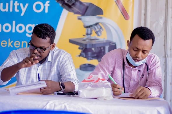Ardayda dhigata Kulliyadda Cilmiga Sheybaarka oo ay wehliyaan Dhaqaatiirta Jaamacadda Plasma ayaa baaritaano, Daaweyn iyo La-talin caafimaad ugu sa...