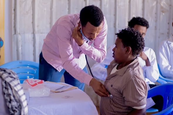 Ardayda dhigata Kulliyadda Cilmiga Sheybaarka oo ay wehliyaan Dhaqaatiirta Jaamacadda Plasma ayaa baaritaano, Daaweyn iyo La-talin caafimaad ugu sa...