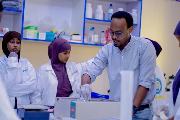 Ardayda Kulliyadda Cilmiga Sheybaarka ayaa loo qabtay Tababar Sheybaar oo la xiriira isticmaalka Qalabyada Casriga ah ee sheybaarka, si kor loogu q...