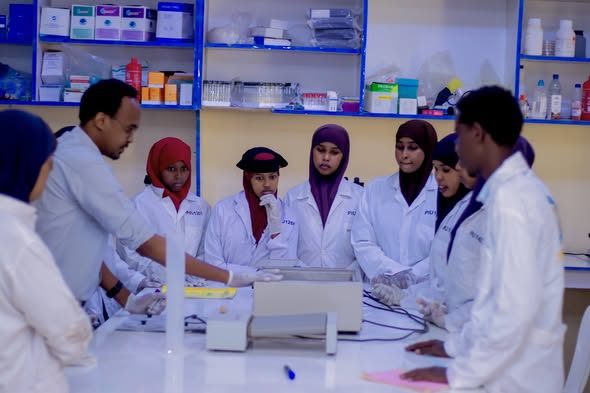 Ardayda Kulliyadda Cilmiga Sheybaarka ayaa loo qabtay Tababar Sheybaar oo la xiriira isticmaalka Qalabyada Casriga ah ee sheybaarka, si kor loogu q...