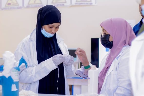 Ardayda dhigata Kulliyadda Fayadhowrka Guud (Public Health) ayaa loo qabtay tababar ku saabsan Diyaarinta Daawooyinka iyo hab Duritaanka.