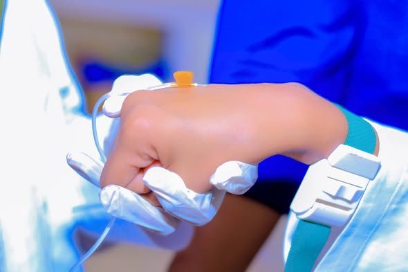 Ardayda dhigata Kulliyadda Fayadhowrka Guud (Public Health) ayaa loo qabtay tababar ku saabsan Diyaarinta Daawooyinka iyo hab Duritaanka.
