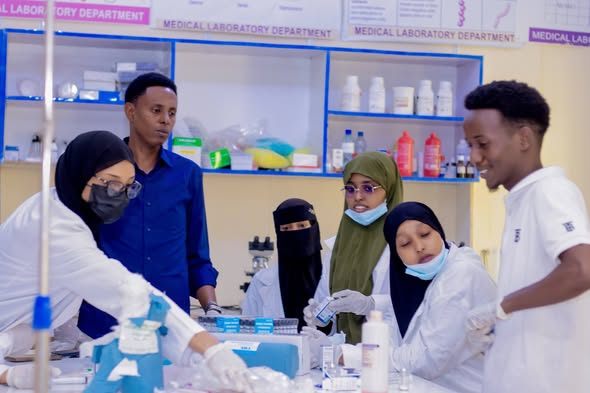 Ardayda dhigata Kulliyadda Fayadhowrka Guud (Public Health) ayaa loo qabtay tababar ku saabsan Diyaarinta Daawooyinka iyo hab Duritaanka.
