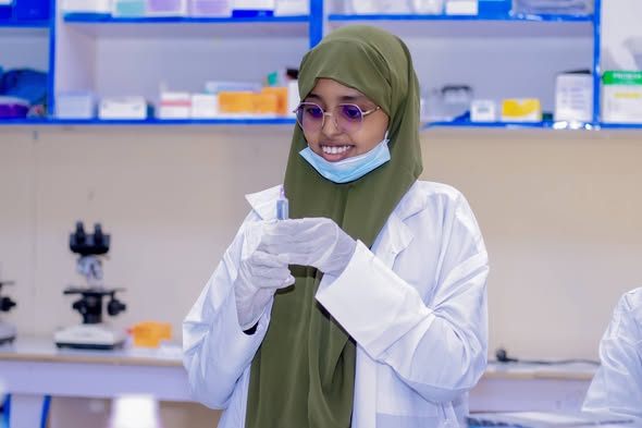 Ardayda dhigata Kulliyadda Fayadhowrka Guud (Public Health) ayaa loo qabtay tababar ku saabsan Diyaarinta Daawooyinka iyo hab Duritaanka.