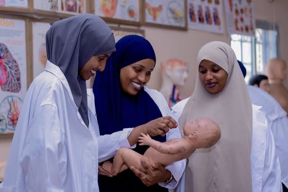 Qaar kamid ah Ardayda Kulliyadda Culuumta Umulinta ayaa kulan Aqoon darsi ah oo laxariira sida loo maareeyo foosha, dhalmada iyo baaritaanada la xa...
