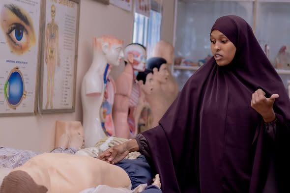 Qaar kamid ah Ardayda Kulliyadda Culuumta Umulinta ayaa kulan Aqoon darsi ah oo laxariira sida loo maareeyo foosha, dhalmada iyo baaritaanada la xa...