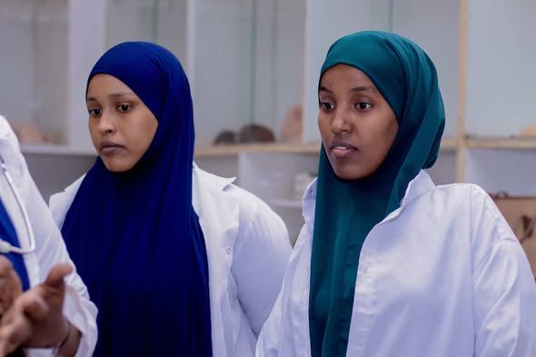 Qaar kamid ah Ardayda Kulliyadda Culuumta Umulinta ayaa kulan Aqoon darsi ah oo laxariira sida loo maareeyo foosha, dhalmada iyo baaritaanada la xa...